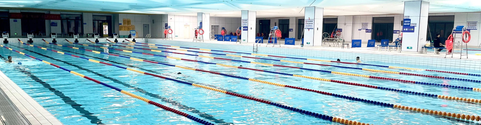 学校泳池场景