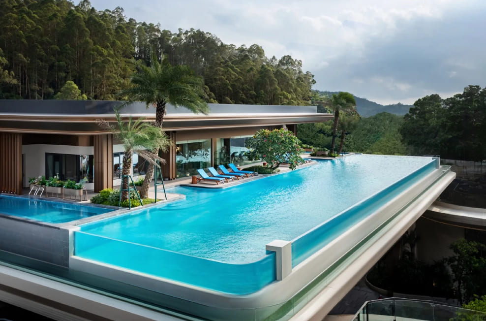 现代别墅中的亚克力泳池,透明侧面展现水下景观