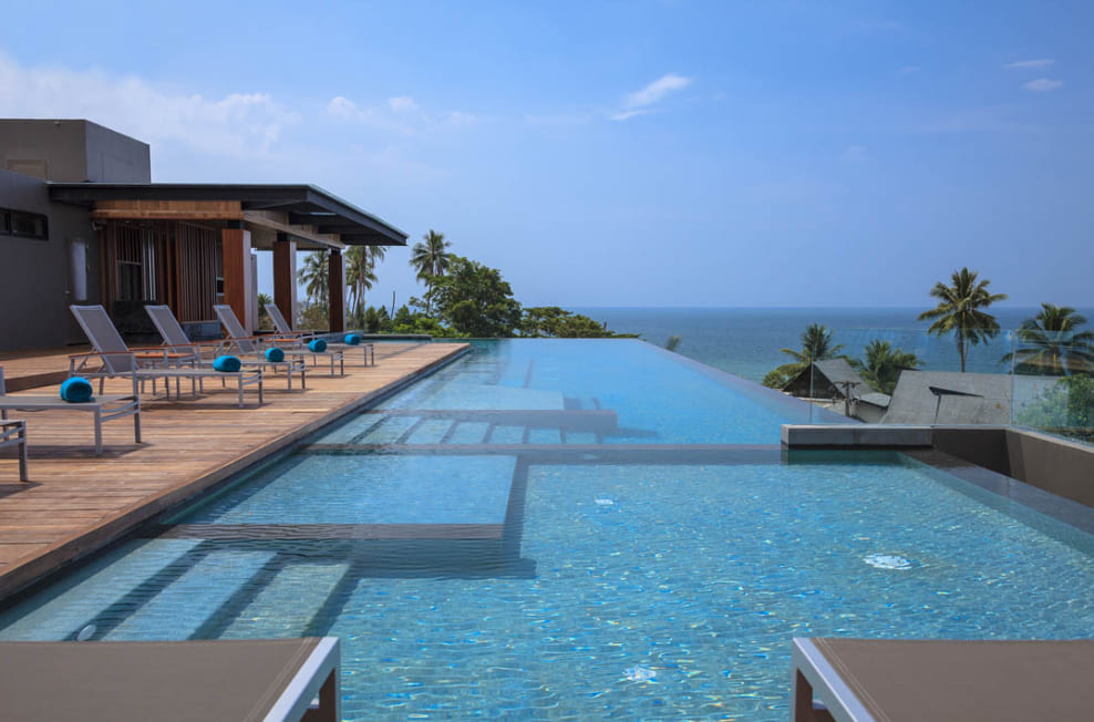 现代别墅无边际泳池