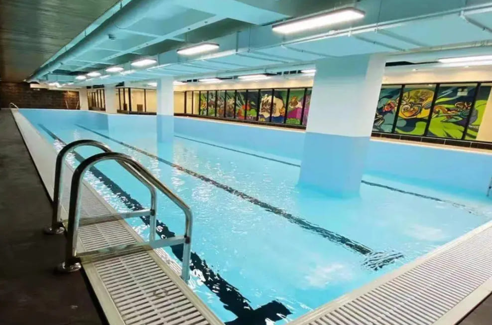 酒店屋顶钢结构泳池