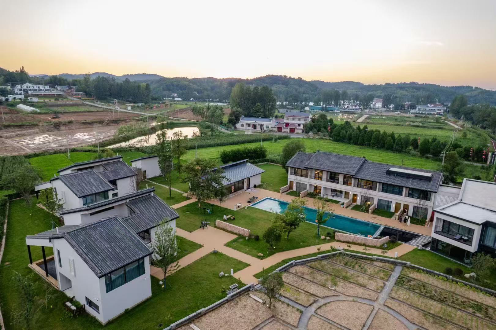 六安市韩家畈少间观山画民宿泳池