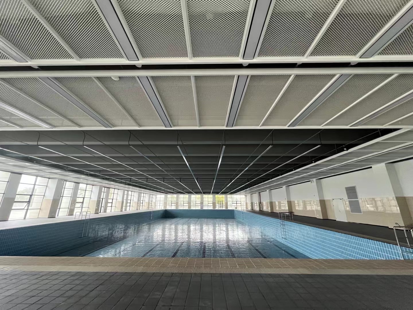 西安市温泉度假酒店泳池